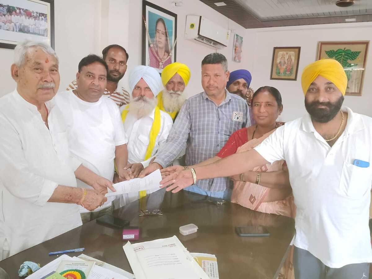 देवहा नदी से फसलों को हुए नुकसान का मुआवजा दिया जाए